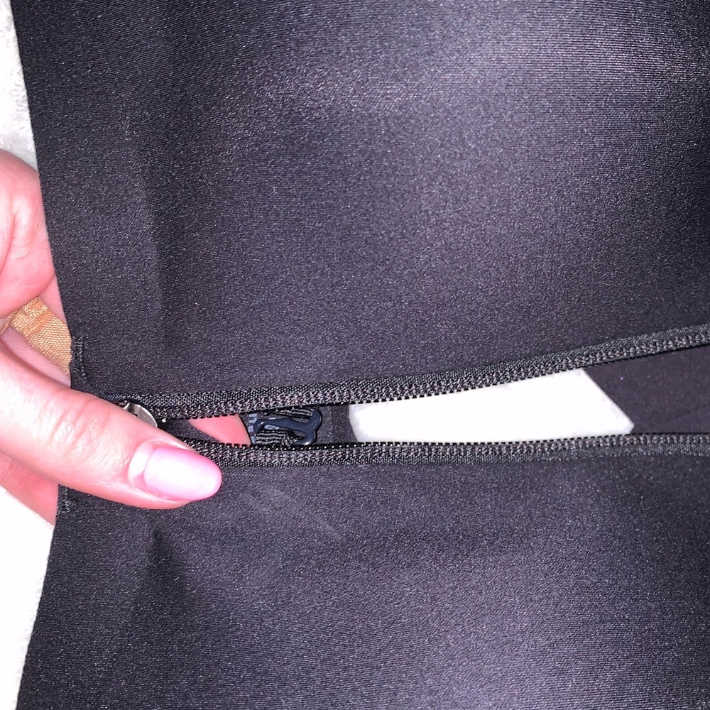 Lululemon Enlite Front Zip Bra- Solid Black NWT - Picture 4 of 6